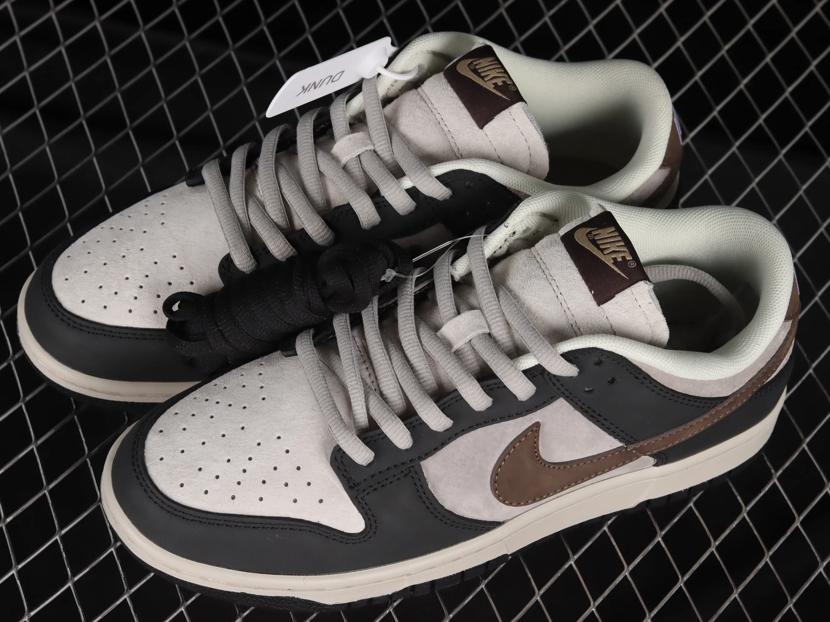 All Categories Nk SB Dunk Series Nk SB Dunk Low Low-top sneakers Otomo Katsuhiro x Nk SB Dunk Low "Steamboy OST" Otomo Katsuhiro co-branded SB low-top sports and leisure sneakers LF0039-003